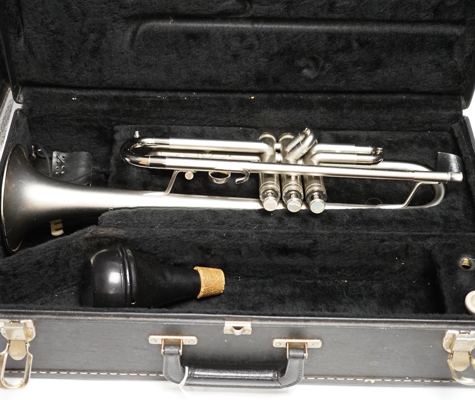 A cased 1980s Getzen trumpet, matt chrome finish, serial number K129186, with mouthpiece and Denis Wick mute